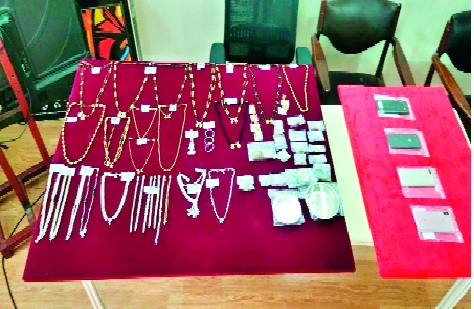 The gang of robbery gang went off the door | घरफोड्या करणारी सातारची टोळी गजाआड