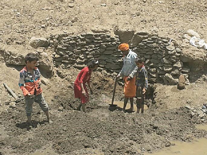 Farmers' family has remove sludge and forms pond for water | तलावातील गाळ उपसून शेतकरी कुटुंबाने केला झिरा Farmers' family has remove sludge and forms pond for water | तलावातील गाळ उपसून शेतकरी कुटुंबाने केला झिरा