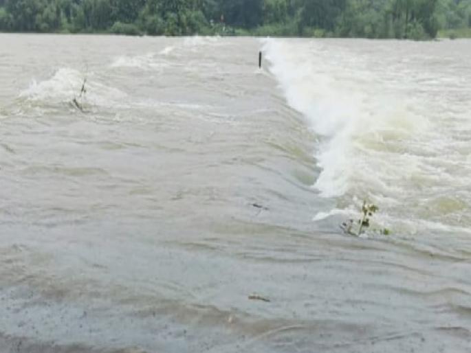 wai woman, takavali man washed away by stream in satara | Satara: वाईत महिला, ताकवलीत पुरुष ओढ्यातून गेला वाहून wai woman, takavali man washed away by stream in satara | Satara: वाईत महिला, ताकवलीत पुरुष ओढ्यातून गेला वाहून