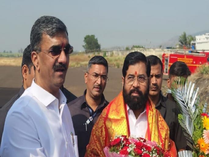 Chief Minister Eknath Shinde on Karad tour, who will take the shield and sword | मुख्यमंत्री एकनाथ शिंदे कऱ्हाड दौऱ्यावर, 'ढाल-तलवार' कोण- कोण घेणार हातात? Chief Minister Eknath Shinde on Karad tour, who will take the shield and sword | मुख्यमंत्री एकनाथ शिंदे कऱ्हाड दौऱ्यावर, 'ढाल-तलवार' कोण- कोण घेणार हातात?