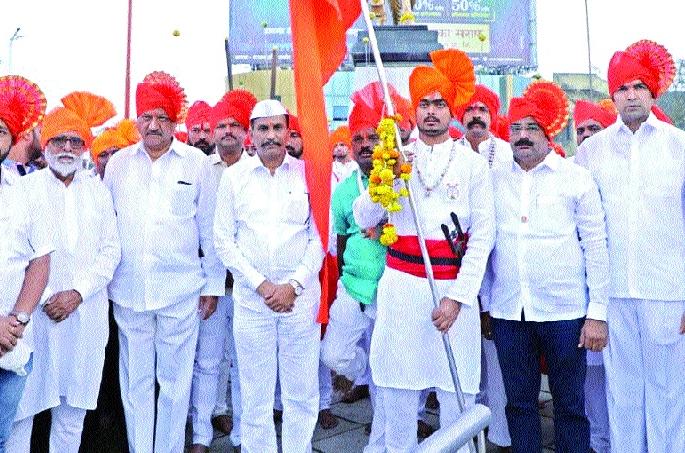 Why Durava .. Why Abola ..? | का हो दुरावा.. का हा अबोला..?: उमेदवार एकत्र; पण एकमेकांकडे पाहिलेही नाही Why Durava .. Why Abola ..? | का हो दुरावा.. का हा अबोला..?: उमेदवार एकत्र; पण एकमेकांकडे पाहिलेही नाही