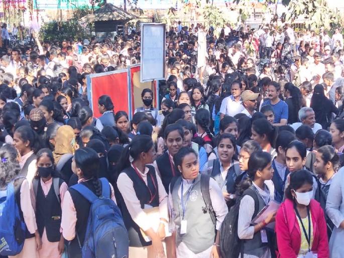 The first paper of the 12th examination was conducted in Satara without a hitch | HSC/12th Exam: हूश.. पहिला पेपर अगदी विना विघ्न, विद्यार्थ्यांना जादा दहा मिनिटांचा फायदा The first paper of the 12th examination was conducted in Satara without a hitch | HSC/12th Exam: हूश.. पहिला पेपर अगदी विना विघ्न, विद्यार्थ्यांना जादा दहा मिनिटांचा फायदा