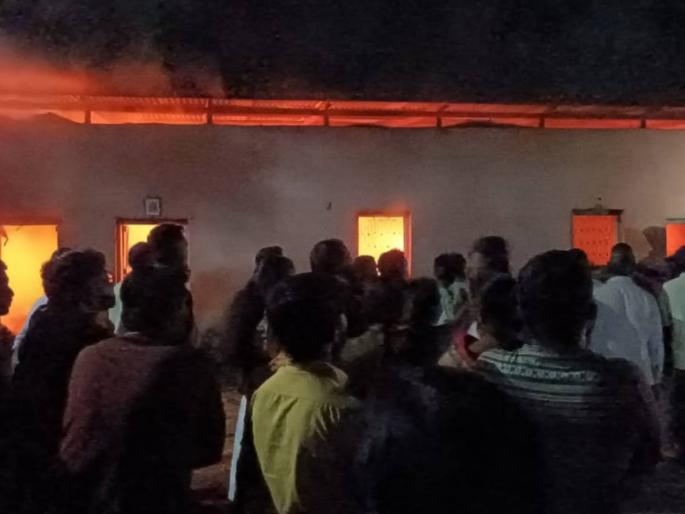 massive fire breaks out at house in karad huge damage | कराड येथे घराला भीषण आग; प्रचंड नुकसान, सर्व संसार उपयोगी साहित्य जळून खाक massive fire breaks out at house in karad huge damage | कराड येथे घराला भीषण आग; प्रचंड नुकसान, सर्व संसार उपयोगी साहित्य जळून खाक