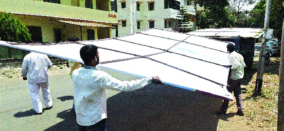 Cut the cake with the sword; Crime police aggressor in sixty people: Flex also collapsed in corner | तलवारीने केक कापला; साठ जणांवर गुन्हा पोलीस आक्रमक : फ्लेक्सही पडले कोनाड्यात