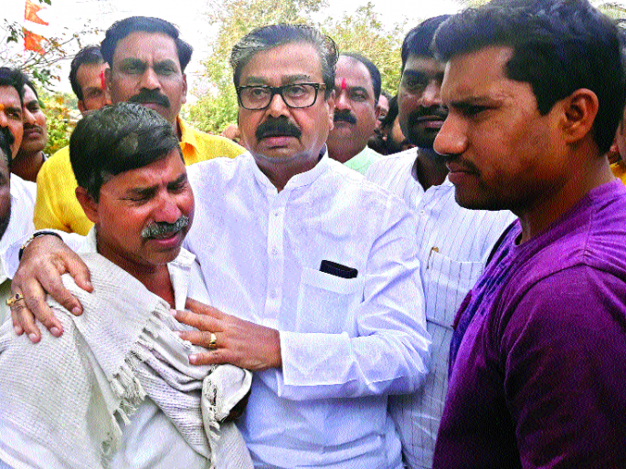 Rahul's family has twenty lakhs | राहुलच्या कुटुंबाला सेनेकडून वीस लाख Rahul's family has twenty lakhs | राहुलच्या कुटुंबाला सेनेकडून वीस लाख