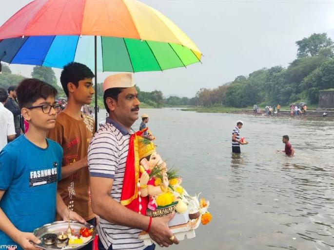The tradition of environment friendly Ganesh immersion continues in Satara | साताऱ्यात घरगुती बाप्पांना भक्तीपूर्ण निरोप!, ‘पुढच्या वर्षी लवकर या'चा जयघोष The tradition of environment friendly Ganesh immersion continues in Satara | साताऱ्यात घरगुती बाप्पांना भक्तीपूर्ण निरोप!, ‘पुढच्या वर्षी लवकर या'चा जयघोष