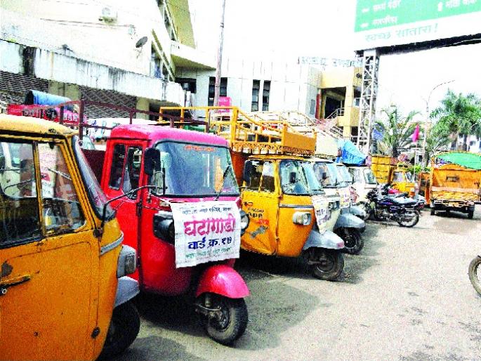 Strike driver strikes; Outdoor employment at work! - Disposal of 60 tons of waste: | घंटागाडी चालक संपावर; बाहेरचे रोजंदार कामावर!--६० टन कचºयाची विल्हेवाट : Strike driver strikes; Outdoor employment at work! - Disposal of 60 tons of waste: | घंटागाडी चालक संपावर; बाहेरचे रोजंदार कामावर!--६० टन कचºयाची विल्हेवाट :
