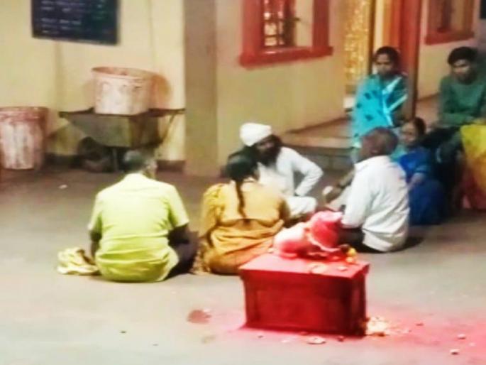 Crime against four including mantra for exorcising ghosts in temple, incident in Surur, Satara | मंदिरात भूत उतरविणाऱ्या मांत्रिकासह चौघांवर गुन्हा, सुरूरमधील घटना Crime against four including mantra for exorcising ghosts in temple, incident in Surur, Satara | मंदिरात भूत उतरविणाऱ्या मांत्रिकासह चौघांवर गुन्हा, सुरूरमधील घटना
