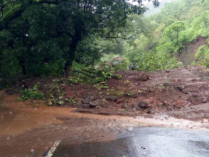 Due to heavy downpour, traffic on Mahabaleshwar closed | दरड कोसळल्यामुळे महाबळेश्वरकडे जाणारी वाहतूक बंद, अतिपावसामुळे कोसळली दरड Due to heavy downpour, traffic on Mahabaleshwar closed | दरड कोसळल्यामुळे महाबळेश्वरकडे जाणारी वाहतूक बंद, अतिपावसामुळे कोसळली दरड