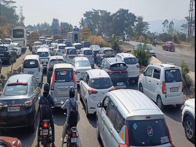 Voters stuck on Pune Satara highway due to traffic jam Queues of vehicles up to 15 kms | वाहतूक कोंडीमुळे मतदार पुणे सातारा महामार्गावर अडकले; १५ किलोमीटर पर्यंत वाहनांच्या रांगा