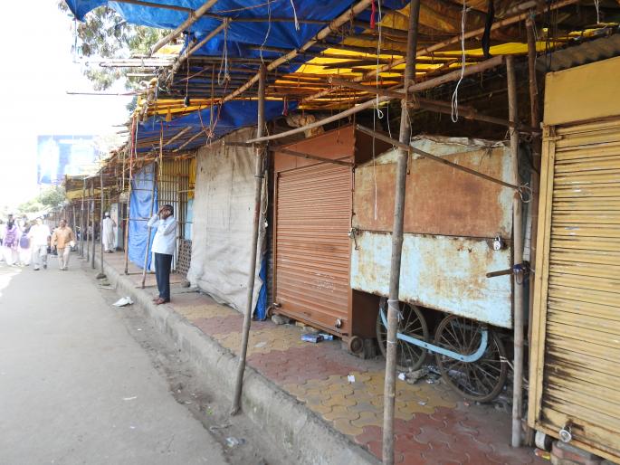 Delete the encroachment and get on the road | अतिक्रमण हटविल्यास रस्त्यावर उतरू -- बंद आंदोलनात दीडशे विक्रेत्यांचा सहभाग Delete the encroachment and get on the road | अतिक्रमण हटविल्यास रस्त्यावर उतरू -- बंद आंदोलनात दीडशे विक्रेत्यांचा सहभाग