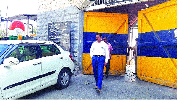 Inquiries of employees, including prison superintendent - Asthenia in the management: Officer told Ranade to speak | कारागृह अधीक्षकांसह कर्मचाºयांची चौकशी - कारभारात अस्ताव्यस्थपणा : अधिकाºयांनी सुनावले चोंदे यांना खडे बोल Inquiries of employees, including prison superintendent - Asthenia in the management: Officer told Ranade to speak | कारागृह अधीक्षकांसह कर्मचाºयांची चौकशी - कारभारात अस्ताव्यस्थपणा : अधिकाºयांनी सुनावले चोंदे यांना खडे बोल