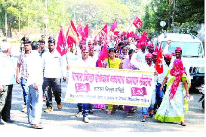 Women's participation in construction work in Satara: Construction of grants for construction of house | बांधकाम कामगारांचा साताऱ्यात मोर्चा महिलांचाही सहभाग : घर बांधण्यासाठी अनुदानाची मागणी