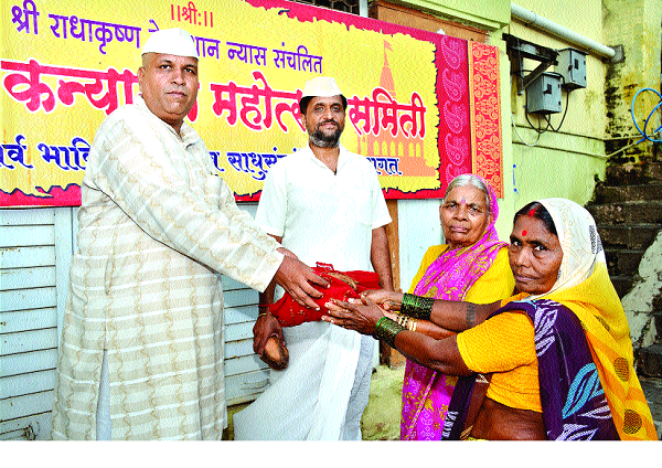 Krishna river sheds donate to needy women | कृष्णा नदीतील साड्या गरजू महिलांना दान Krishna river sheds donate to needy women | कृष्णा नदीतील साड्या गरजू महिलांना दान