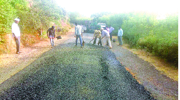 Poths responsibility contractors throughout the year | खड्ड्यांची जबाबदारी वर्षभर ठेकेदारांची