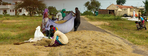 Rush for the poor | गोरगरिबांची धावपळ : गाडीभर लुंग्यांतून मिळते मापटंभर धान्य