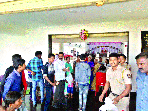 Thousands of boys and girls feared! | भेदरलेल्या मुला-मुलींना खाकीचा आधार! Thousands of boys and girls feared! | भेदरलेल्या मुला-मुलींना खाकीचा आधार!