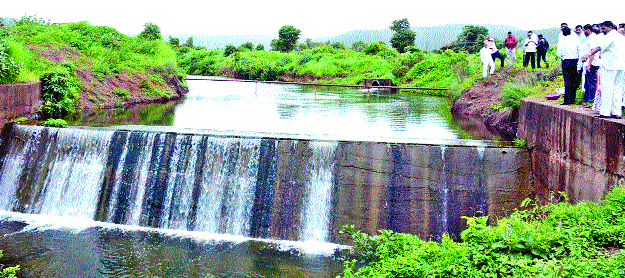 Drought became a permanent drought | कायम दुष्काळी गाव बनले पाणीदार Drought became a permanent drought | कायम दुष्काळी गाव बनले पाणीदार