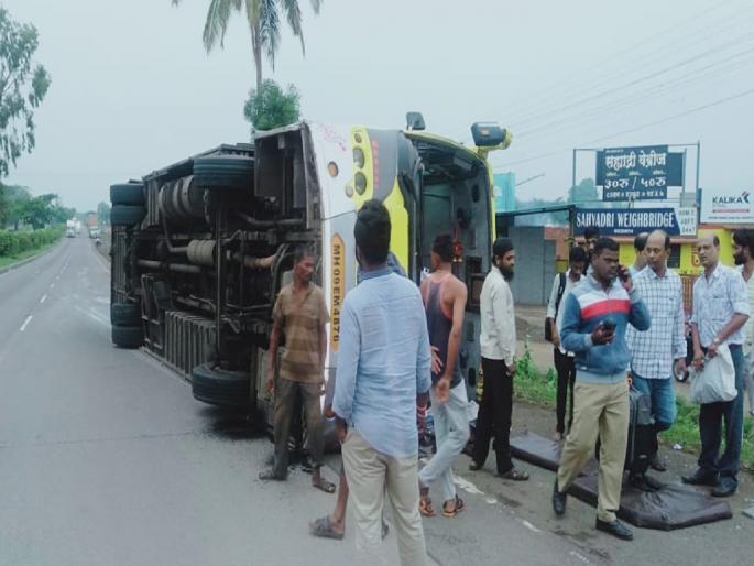 A private bus overturned on Pune Bangalore highway, injuring eight passengers | पुणे-बंगळूर महामार्गावर खासगी बस उलटली, आठ प्रवासी जखमी