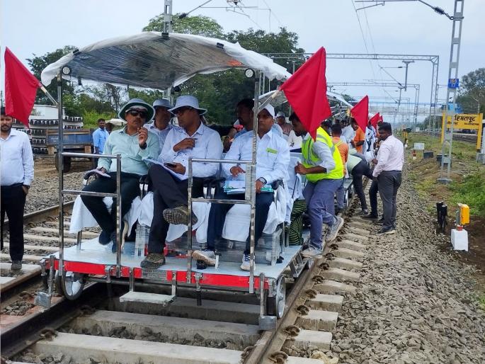 Pune Miraj railway route closed for 14 hours due to security check in Satara | दुहेरीकरणाचे काम पूर्ण, साताऱ्यातील सुरक्षा तपासणीमुळे पुणे-मिरज रेल्वेमार्ग १४ तास ठप्प Pune Miraj railway route closed for 14 hours due to security check in Satara | दुहेरीकरणाचे काम पूर्ण, साताऱ्यातील सुरक्षा तपासणीमुळे पुणे-मिरज रेल्वेमार्ग १४ तास ठप्प