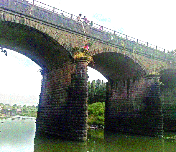 Shocking from the century-old Krishna bridge | शतकवीर कृष्णा पूल श्रमदानातून चकाचक
