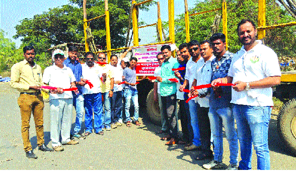 Trolley red strip .. Holidays to the accident! | ट्रॉलीला लाल पट्टी.. अपघाताला सुटी !