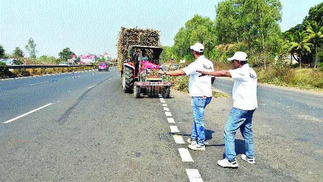  Tractor trunk; Choice of Lava sticker | दिसला ट्रॅक्टर की कर हात; दिसली चेसी की लाव स्टिकर