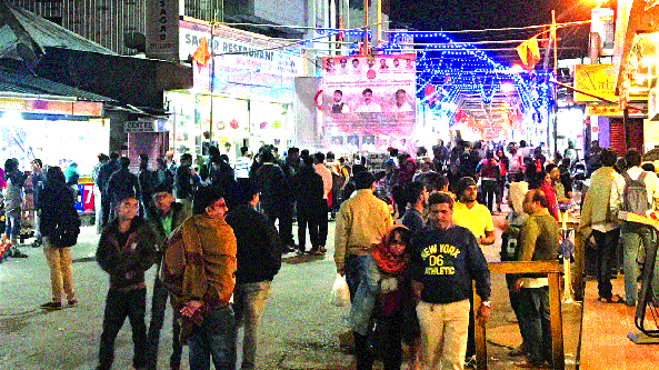 Thirty-five favors of the district everywhere! | जिल्ह्यात सर्वत्र ‘थर्टी फस्ट’चं फिव्हर ! Thirty-five favors of the district everywhere! | जिल्ह्यात सर्वत्र ‘थर्टी फस्ट’चं फिव्हर !