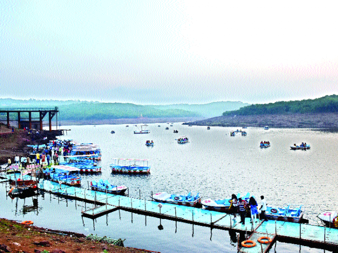 Tourist night bus stand | पर्यटकांची रात्र बसस्थानकात Tourist night bus stand | पर्यटकांची रात्र बसस्थानकात