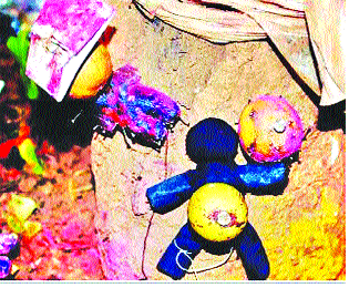 Satara: Release of Vanrai from the dolls of anarchy, 'Anyan' campaign: Mandhrdev dolls of the fort, made combustion of chit | सातारा : करणीच्या बाहुल्यांपासून वनराईची मुक्तता, ‘अंनिस’ची मोहीम : मांढरदेव गडावरील बाहुल्या, चिठ्ठ्यांचे केले दहन Satara: Release of Vanrai from the dolls of anarchy, 'Anyan' campaign: Mandhrdev dolls of the fort, made combustion of chit | सातारा : करणीच्या बाहुल्यांपासून वनराईची मुक्तता, ‘अंनिस’ची मोहीम : मांढरदेव गडावरील बाहुल्या, चिठ्ठ्यांचे केले दहन