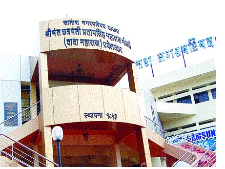 ... and leaving the chairs to the headquarters of the head of the city! : The first incident in history | ...अन् खुर्ची सोडून नगराध्यक्षा मुख्याधिकाऱ्यांच्या दालनात! : इतिहासातील पहिलीच घटना