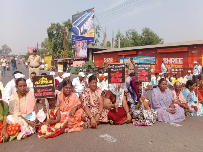 Farmers' opposition to acquisition of land for the fourth phase of Satara MIDC | जमिनी आमच्या; एमआयडीसीला देणार नाही; साताऱ्यात शेतकऱ्यांचा रास्ता रोको  Farmers' opposition to acquisition of land for the fourth phase of Satara MIDC | जमिनी आमच्या; एमआयडीसीला देणार नाही; साताऱ्यात शेतकऱ्यांचा रास्ता रोको