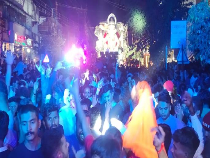 Ganesh immersion ceremony in Satara for 16 hours | साताऱ्यात डीजेच्या दणदणाटामध्ये बाप्पांना निरोप !, मंडळांत रंगली आवाजाची स्पर्धा Ganesh immersion ceremony in Satara for 16 hours | साताऱ्यात डीजेच्या दणदणाटामध्ये बाप्पांना निरोप !, मंडळांत रंगली आवाजाची स्पर्धा