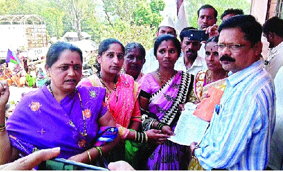  Women's Day Government's campaign against bangladesh: Movement of Koyna project affected | महिलादिनी शासनास बांगड्यांचा आहेर : कोयना प्रकल्पग्रस्तांचे आंदोलन