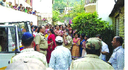 Wife's murder, husband's murder after murder: Doubts of character, quarrel over money | डोक्यात पार घालून पत्नीचा खून, पती पसार : चारित्र्याचा संशय, निमित्त पैशांवरून भांडणाचे Wife's murder, husband's murder after murder: Doubts of character, quarrel over money | डोक्यात पार घालून पत्नीचा खून, पती पसार : चारित्र्याचा संशय, निमित्त पैशांवरून भांडणाचे