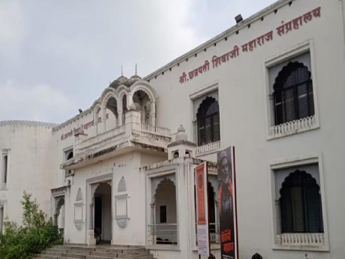 Three new halls will soon open for history buffs at the Chhatrapati Shivaji Maharaj Museum in Satara | इतिहासप्रेमींसाठी लवकरच नवा ‘खजिना’ खुलणार!, साताऱ्यातील संग्रहालयात वस्त्र, संकीर्ण व चित्र दालन होणार खुले Three new halls will soon open for history buffs at the Chhatrapati Shivaji Maharaj Museum in Satara | इतिहासप्रेमींसाठी लवकरच नवा ‘खजिना’ खुलणार!, साताऱ्यातील संग्रहालयात वस्त्र, संकीर्ण व चित्र दालन होणार खुले