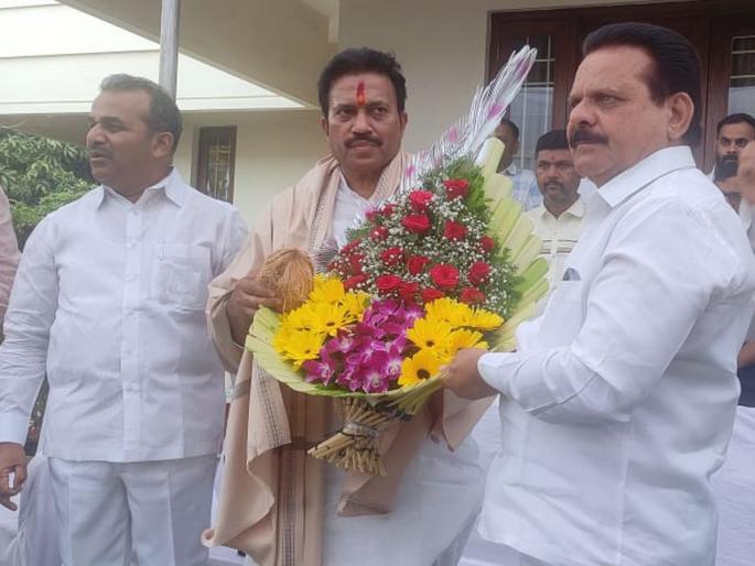 Satara: The former mayor of Karad took 'Tutari' in hand! Shashikant Shinde visited | Satara: कराडच्या माजी नगराध्यक्षांनी घेतली हातात 'तुतारी'! शशिकांत शिंदेंनी घेतली भेट Satara: The former mayor of Karad took 'Tutari' in hand! Shashikant Shinde visited | Satara: कराडच्या माजी नगराध्यक्षांनी घेतली हातात 'तुतारी'! शशिकांत शिंदेंनी घेतली भेट