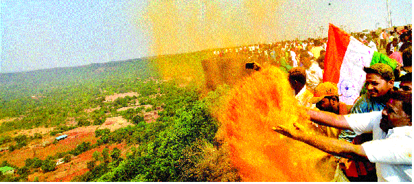 Presented in the Kaud region, the presence of devotees in the form of nirvad puja: Allocating saris, Tulsi seedlings to the women as an anvil | काऊदºयात रंगली निसर्गपूजा : वनदेवी मानून महिलांना साडी, तुळशीचे रोपांचे वाटप Presented in the Kaud region, the presence of devotees in the form of nirvad puja: Allocating saris, Tulsi seedlings to the women as an anvil | काऊदºयात रंगली निसर्गपूजा : वनदेवी मानून महिलांना साडी, तुळशीचे रोपांचे वाटप