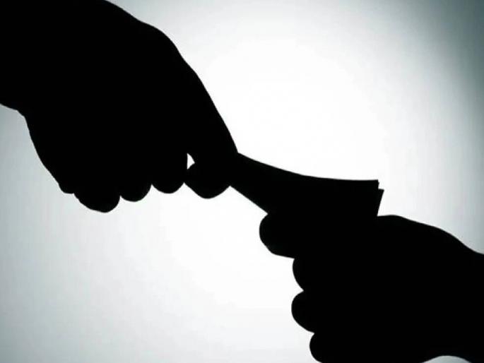 Sub-Registrar in Satara was arrested by the bribery squad while accepting a bribe of Rs.१५०० | दीड हजाराची लाच स्वीकारताना साताऱ्यात सह दुय्यम निबंधक लाचलुचतपच्या जाळ्यात Sub-Registrar in Satara was arrested by the bribery squad while accepting a bribe of Rs.१५०० | दीड हजाराची लाच स्वीकारताना साताऱ्यात सह दुय्यम निबंधक लाचलुचतपच्या जाळ्यात