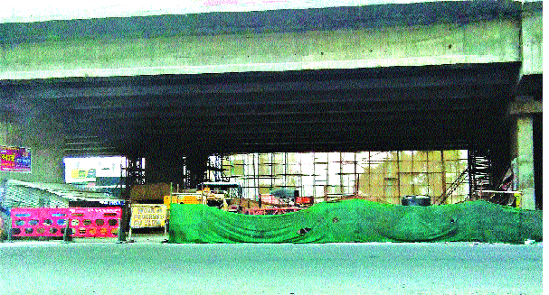 Bridge of Highway Bridge | ‘हायवे’च्या पुलाचं भगदाड मुजेना