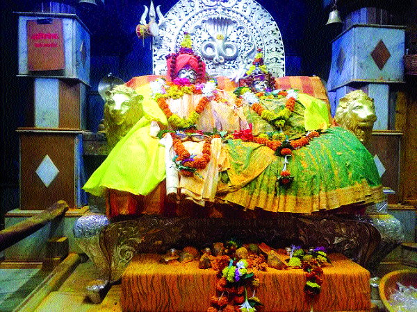 Silver throne for Shri Khandoba-Mhalsa idols | श्री खंडोबा-म्हाळसा मूर्तींसाठी चांदीचे सिंहासन Silver throne for Shri Khandoba-Mhalsa idols | श्री खंडोबा-म्हाळसा मूर्तींसाठी चांदीचे सिंहासन