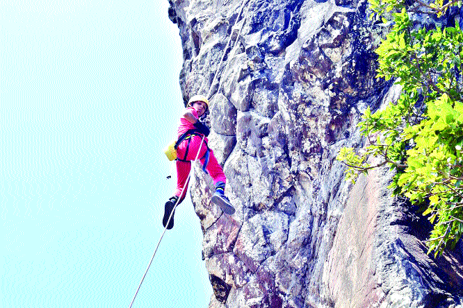 Exciting exercise of trekkers on Pandavgarh | पांडवगडावर ट्रेकर्सची रोमांचक कसरत
