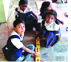 The time for crossing the hills along with students in Patan taluka | पाटण तालुक्यात विद्यार्थ्यांसह गुरुजींवरही डोंगरं ओलांडण्याची वेळ The time for crossing the hills along with students in Patan taluka | पाटण तालुक्यात विद्यार्थ्यांसह गुरुजींवरही डोंगरं ओलांडण्याची वेळ