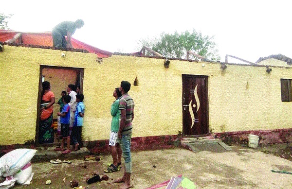 Sudden loss due to inclement weather! Three injured in Maan | अवकाळी पावसामुळे अकाली नुकसान ! माणमध्ये तिघेजण जखमी : Sudden loss due to inclement weather! Three injured in Maan | अवकाळी पावसामुळे अकाली नुकसान ! माणमध्ये तिघेजण जखमी :