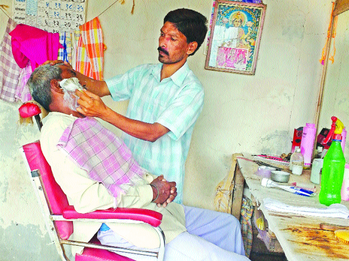 Free hair curry and beard; Unique service of Warkaris | वारीत मोफत केस अन् दाढी; वारकऱ्यांची अनोखी सेवा