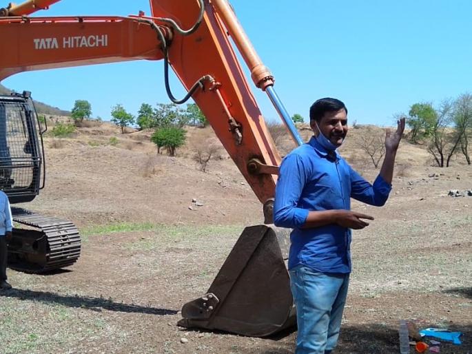 HR in Pune, in lockdown young man works for village water conservation. | पुण्यात एचआर, पण लॉकडाउनमध्ये त्यानं गावात केलं पाणीदार काम HR in Pune, in lockdown young man works for village water conservation. | पुण्यात एचआर, पण लॉकडाउनमध्ये त्यानं गावात केलं पाणीदार काम