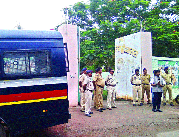 Police guard of asphalt in Pimprada | पिंपरदमधील आश्रमाला पोलिसांचा पहारा Police guard of asphalt in Pimprada | पिंपरदमधील आश्रमाला पोलिसांचा पहारा