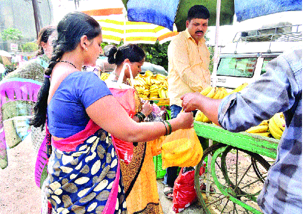 Saturn market dominated by plastic | सातारी बाजारात प्लास्टिकचाच बोलबाला Saturn market dominated by plastic | सातारी बाजारात प्लास्टिकचाच बोलबाला