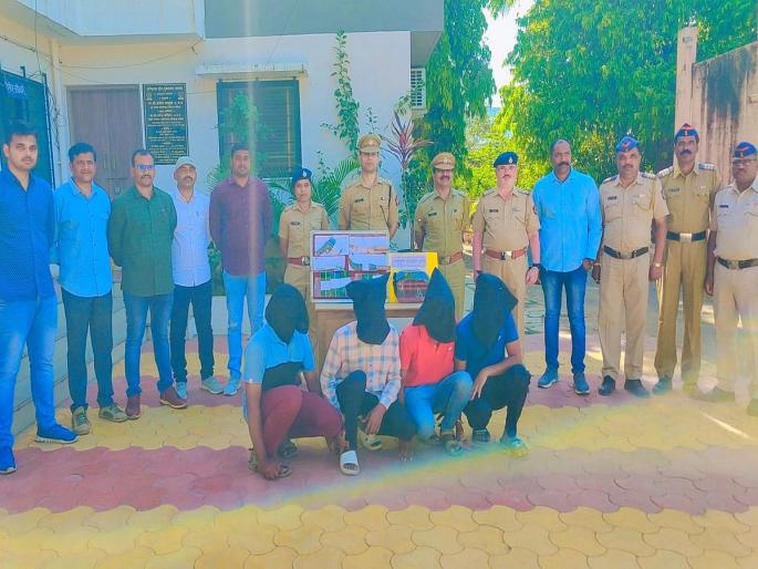 Satara: Attempt to kidnap Sarafa and demand ransom, four people handcuffed by police | Satara: सराफाचे अपहरण करून खंडणी मागण्याचा प्रयत्न, चार जणांना पोलिसांनी ठोकल्या बेड्या Satara: Attempt to kidnap Sarafa and demand ransom, four people handcuffed by police | Satara: सराफाचे अपहरण करून खंडणी मागण्याचा प्रयत्न, चार जणांना पोलिसांनी ठोकल्या बेड्या