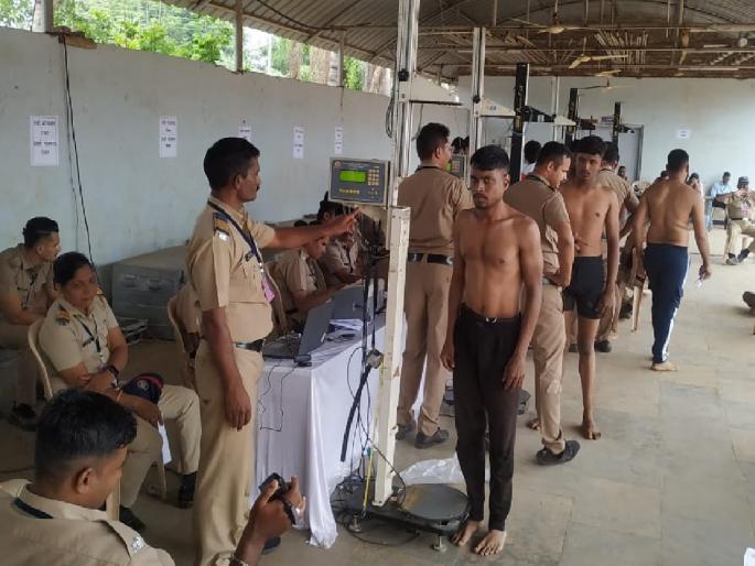 Most Highly Educated Youth in Police Constable Recruitment in Satara District | इंजिनिअर, एमबीए, बीएसस्सी पास तरुणांना व्हायचंय पोलिस!, खाकी वर्दीसाठी करतायत जिवाचे रान Most Highly Educated Youth in Police Constable Recruitment in Satara District | इंजिनिअर, एमबीए, बीएसस्सी पास तरुणांना व्हायचंय पोलिस!, खाकी वर्दीसाठी करतायत जिवाचे रान